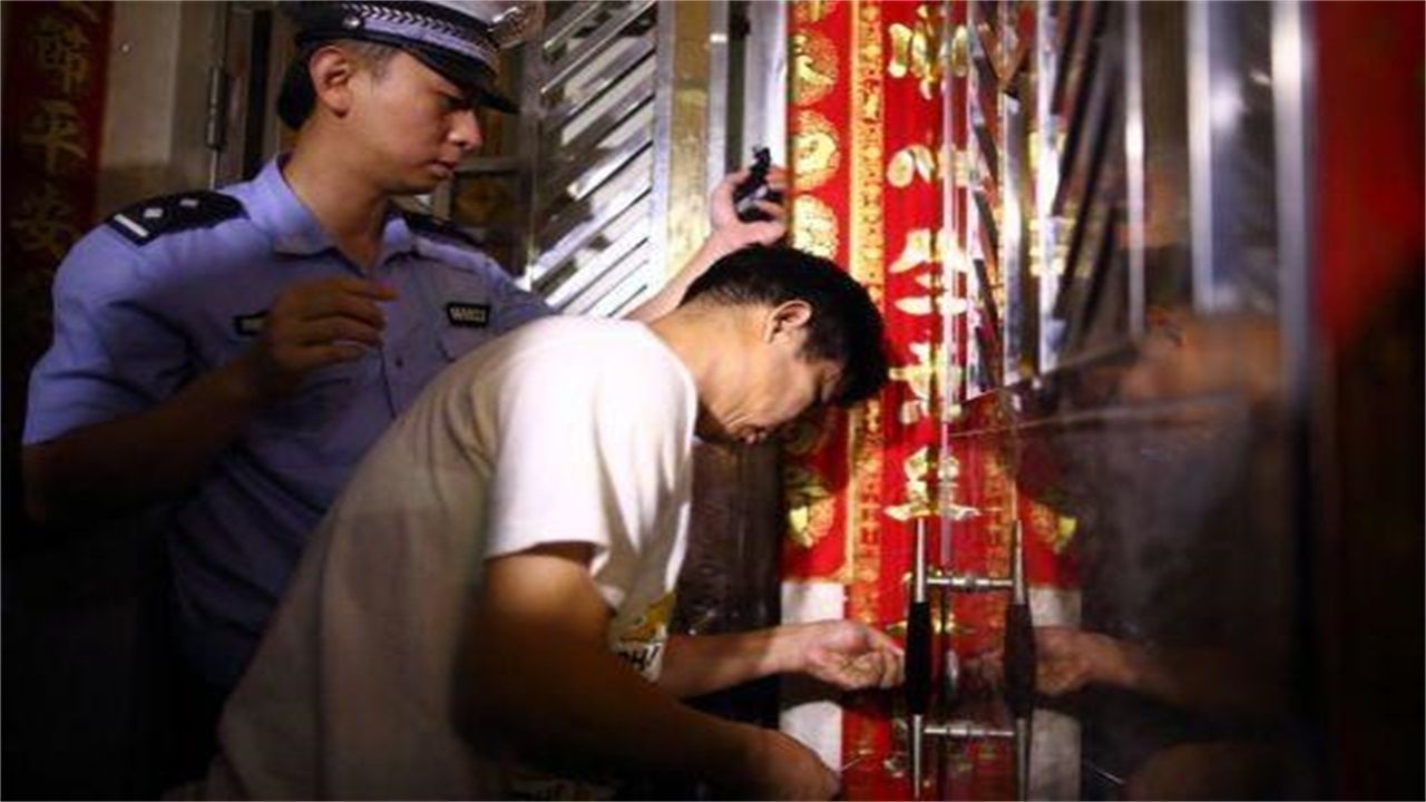 北盘江镇请开锁师傅开了锁后，师傅为什么一般都不进门，就算主人请也不进去？